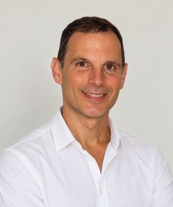 Fernando Mata, retrato profesional con camisa blanca